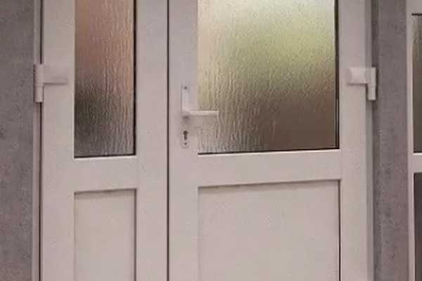 Входные пластиковые двери